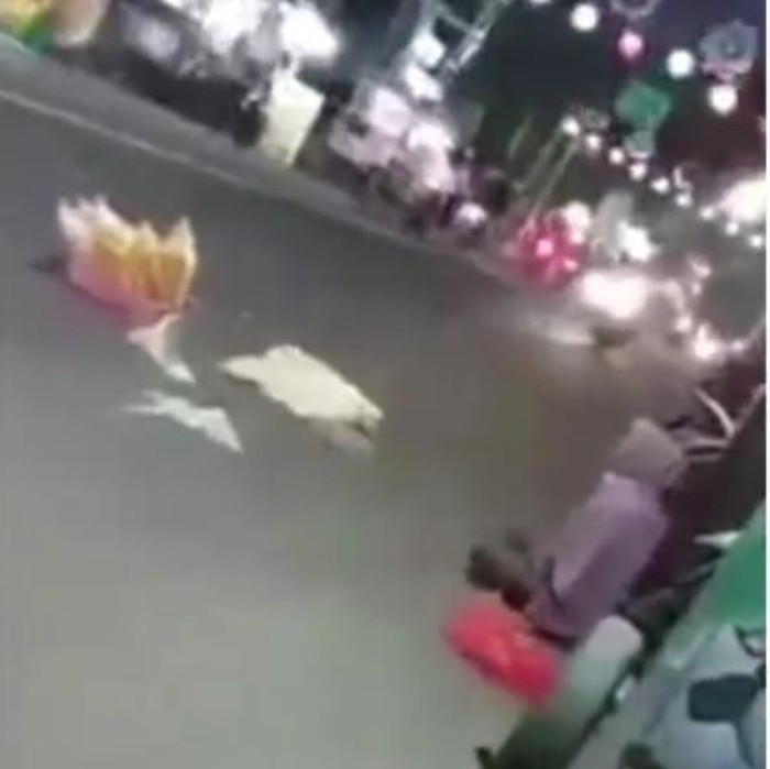 Video penjual kerupuk di Jombang yang putus asa hingga menaruh dagangan di tengah jalan, viral di medsos. Pedagang perempuan itu juga meneriaki para pengguna jalan, agar membeli kerupuk tersebut.