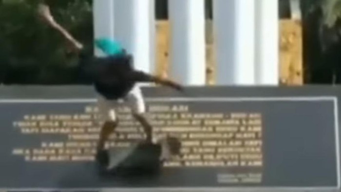 Viral pemain skateboard menjadikan pahatan batu puisi Karawang-Bekasi di Tugu Pahlawan Kota Bekasi jadi area lintasan skateboard.