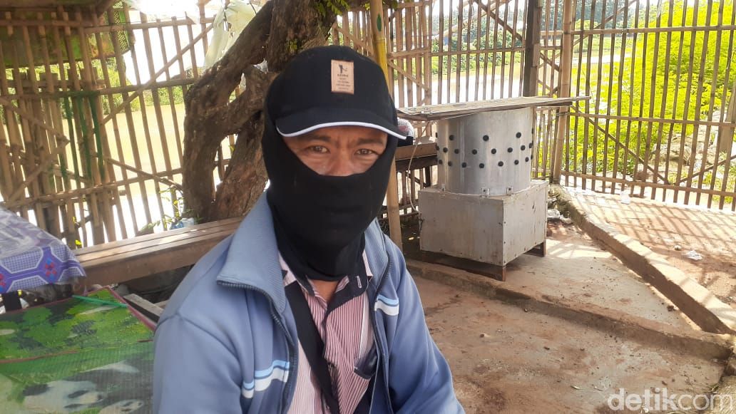 Warga sekitar lokasi longsor Jl Tanjung Burung, Teluknaga, Kabupaten Tangerang. (Afzal Nur Iman/detikcom)