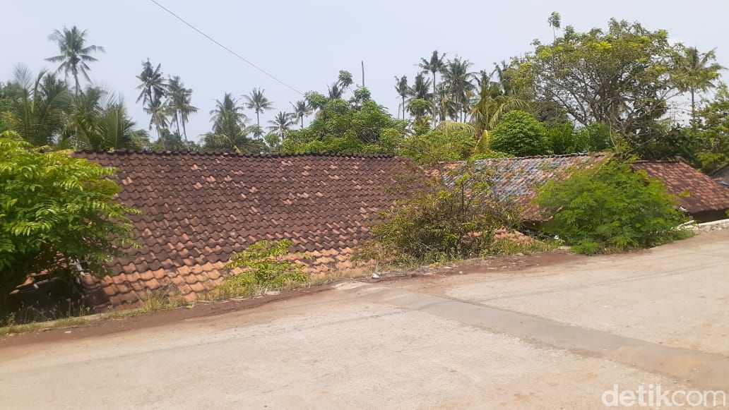 Warga sekitar lokasi longsor Jl Tanjung Burung, Teluknaga, Kabupaten Tangerang. (Afzal Nur Iman/detikcom)