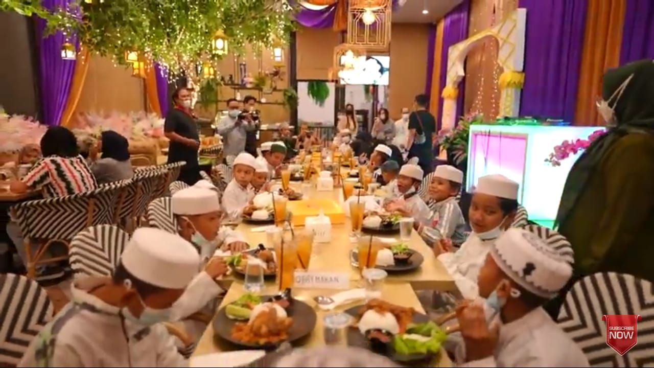 Mulia! YouTuber Ini Penuhi Keinginan Santri untuk Makan di Restoran