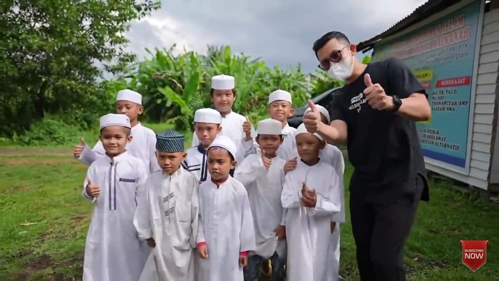 Youtuber Ajak Santri ke Restoran Mulia! YouTuber Ini Penuhi Keinginan Santri untuk Makan di Restoran