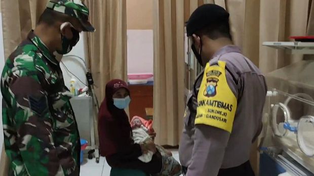Aksi Dramatis Rombongan TNI Jalan Sehat Tiba-tiba Bantu Ibu Melahirkan di Kamar Mandi