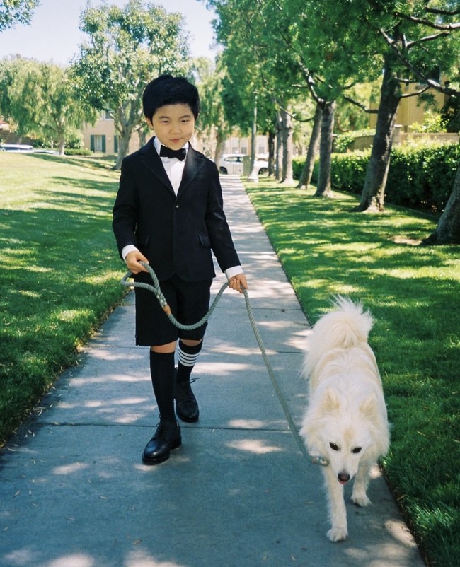 Pemilik akun Instagram official.alankim ini kerap membagikan potret gemas bersama anjingnya Cream. Alan bahkan membawanya jalan sebelum menghadiri gelaran Oscar 2021. Foto: dok. Instagram official.alankim