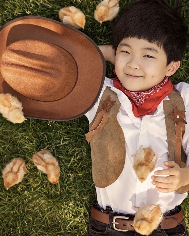Bahasa Korea pun masih menjadi bahasa pertamanya. Dalam film Minari, Alan Kim sesekali berbicara dalam bahasa Korea dengan sang ‘nenek’ Yoon Youh Jung. Foto: dok. Instagram official.alankim