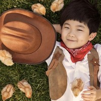 Bahasa Korea pun masih menjadi bahasa pertamanya. Dalam film Minari, Alan Kim sesekali berbicara dalam bahasa Korea dengan sang ‘nenek’ Yoon Youh Jung. Foto: dok. Instagram official.alankim