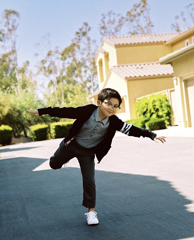 Film Minari menandai debut akting Alan Kim di umur 7 tahun. Ia bahkan memenangkan penghargaan Best Young Performer dari ajang Critics’ Choice Movie Awards. Foto: dok. Instagram official.alankim