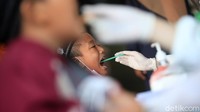 Seorang anak tengah memeriksakan kesehatan giginya di Pinang, Kota Tangerang, Banten, Kamis (29/4/2021).  