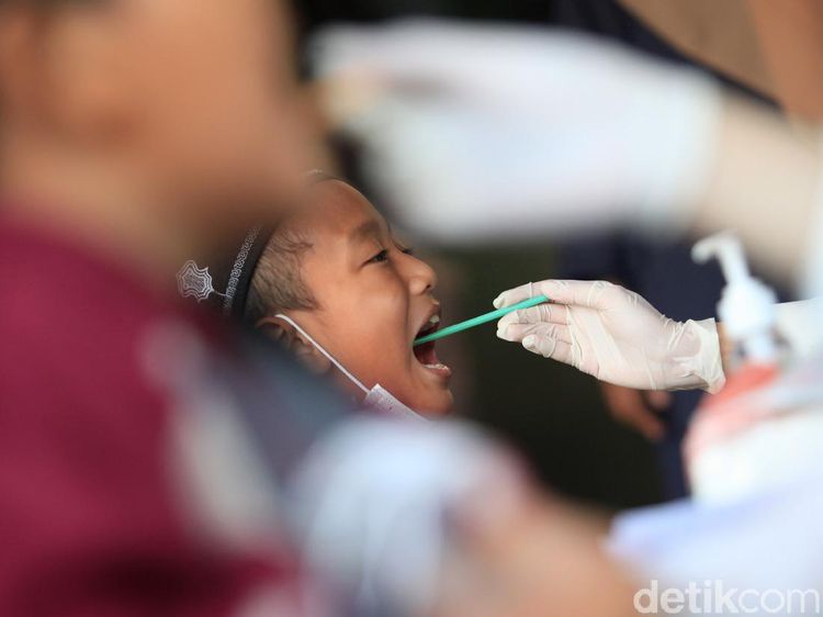 Antusias Anak-anak di Tangerang Periksa Kesehatan Gigi Saat Puasa