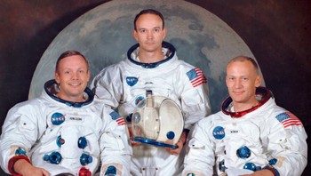 Para astronot yang tergabung dalam misi Apollo 11 adalah Neil Armstrong, Michael Collins, dan Edwin Buzz Aldrin.