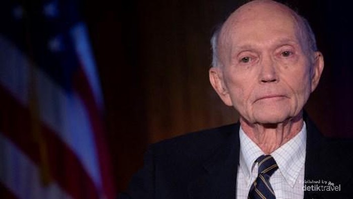 (FILES) In this file photo US Apollo 11 astronaut Michael Collins is seen at the National Press Club in Washington, DC, to discuss the impact of his historic mission to the moon on April 15, 2019. - American astronaut Michael Collins, who flew the Apollo 11 command module while his crewmates became the first people to land on the Moon in 1969, died on April 28, 2021 after battling cancer, his family said. 