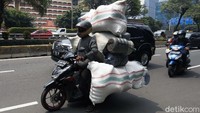 Barang yang dibawa adalah galon air.