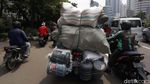 Bahaya! Pemotor Nekat Bawa Barang Overload