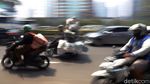 Bahaya! Pemotor Nekat Bawa Barang Overload