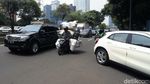 Bahaya! Pemotor Nekat Bawa Barang Overload