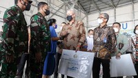 Pada kesempatan itu pula, PT Bank Mandiri (Persero) Tbk bersama anak usaha memberikan santunan total sebesar Rp3,761 miliar kepada keluarga awak KRI Nanggala-402 yang gugur dalam tugas, sebagai wujud penghargaan dan penghormatan kepada para pahlawan samudera, sekaligus meringankan beban keluarga yang ditinggalkan.  ANTARA FOTO/Umarul Faruq