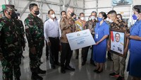 Kepala Staf Angkatan Laut (KASAL) Laksamana TNI Yudo Margono (kedua kiri) beserta istrinya Veronica Yudo Margono (kanan) menyaksikan Direktur Hubungan Lembaga Bank Mandiri Rohan Hafas (keempat kiri) memberikan secara simbolis bantuan kepada perwakilan keluarga patriot KRI Nanggala 402 di Appron Hanggar Fasharkan Pesud Puspenerbal Juanda Surabaya di Sidoarjo, Jawa Timur, Kamis (29/4/2021). ANTARA FOTO/Umarul Faruq