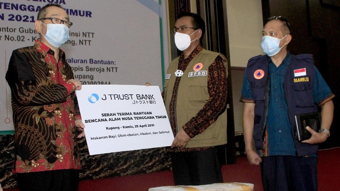 Direktur Utama J-Trust Bank Ritsuo Fukadai (kiri) disaksikan Karo Humas Pmeprov NTT Marius A Jelamu (kanan)  menyerahkan secara simbolis bantuan  bencana alam kepada Sekda NTT Beneditus Polo Maing di Posko Tanggap Darurat Bencana Siklon Tropis Seroja di Kota Kupang, NTT, Kamis (29/4). Bantuan berupa makanan bayi, obat-obaran, maske dan selimut itu akan disalurkan ke seluruh provinsi di NTT yang mengalami bencana alam akibat Siklon Tropis Seroja pada 3-4 April lalu.