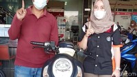 Abdul Wahid (45), warga Karangbinangun, Kecamatan Songgom, Brebes membeli satu unit Honda Scoopy dengan uang koin untuk sang anak. Itu berkat usahanya menabung selama empat tahun dari hasil berjualan mulai dari jajanan anak-anak, rental PS 3, dan bensin eceran. Foto: Istimewa