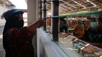 Tidak hanya itu uang THR diberikan dengan dua cara. Yakni secara langsung dan lewat perbankan.