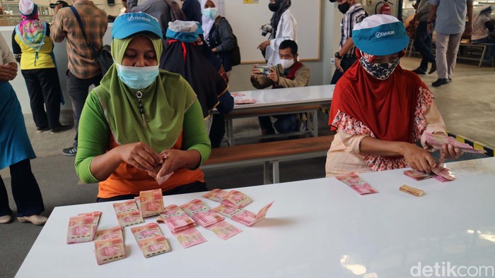 Ribuan buruh rokok di Kudus, Jawa Tengah, mulai mendapatkan tunjangan hari raya (THR) lebih awal. THR itu akan digunakan untuk memenuhi kebutuhan saat Lebaran nanti.