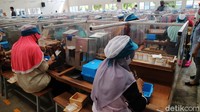 Public Affair Manager PT Djarum Kudus Rahma Mochtar Kusumastra menjelaskan perusahaannya sudah mulai memberikan THR kepada ribuan karyawan. Mereka tersebar di Kudus, Pati, Rembang dan Jepara. 