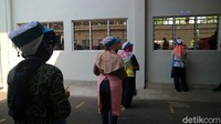 Di tengah pandemi virus Corona atau COVID-19, pembagian THR dilakukan dengan menerapkan protokol kesehatan. Mulai dengan wajib mengenakan masker hingga  antre menjaga jarak.