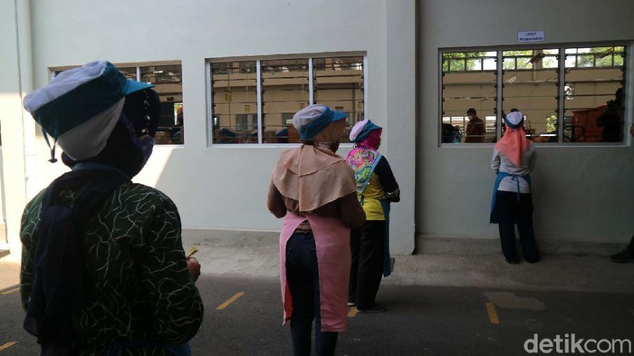 Ribuan buruh rokok di Kudus, Jawa Tengah, mulai mendapatkan tunjangan hari raya (THR) lebih awal. THR itu akan digunakan untuk memenuhi kebutuhan saat Lebaran nanti.