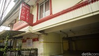 Penyegelan dimulai dengan memasang banner pengumuman penutupan dan pelarangan kegiatan usaha di logo RedDoorz. Pengumuman itu ditandatangani oleh Kepala Satpol PP Arifin atas nama Gubernur DKI Jakarta Anies Baswedan per hari ini.