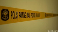 Garis Polisi Pamong Praja Provinsi DKI Jakarta juga terpasang di dinding bagian depan penginapan tersebut.