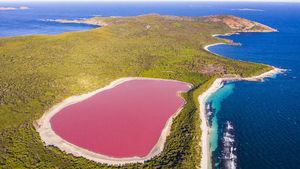 Jangan Lihat Siang-siang, Foto Danau Pink yang Bikin Haus