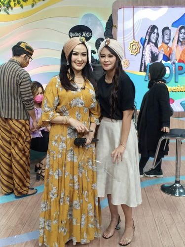 Foto Iis Dahlia bersama dengan Lenny.