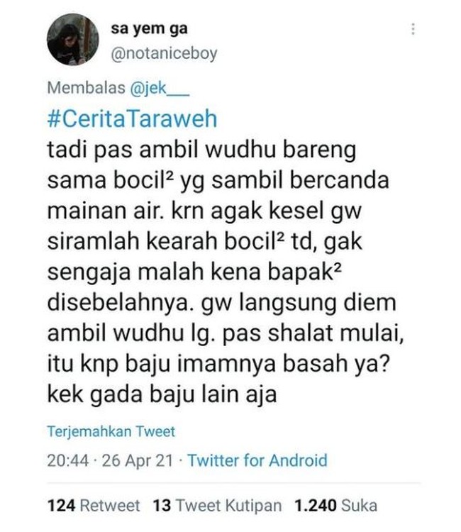 Ternyata bapak-bapak yang kena siram itu imamnya. Tanggung jawab deh kalau sampai imamnya nanti masuk angin. Foto: Twitter/@notaniceboy
