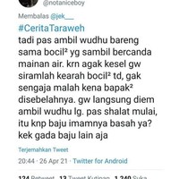 Ternyata bapak-bapak yang kena siram itu imamnya. Tanggung jawab deh kalau sampai imamnya nanti masuk angin. Foto: Twitter/@notaniceboy