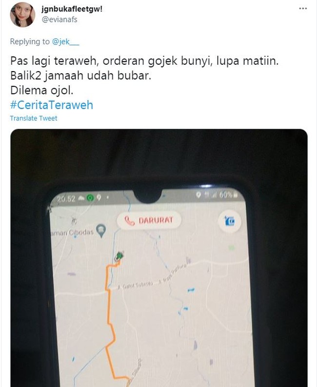 Makanya lain kali HP nya dimatiin dulu atau ditinggal di rumah aja. Jadi ketinggalan taraweh deh kan kalau kayak gini. Foto: Twitter/@evianafs