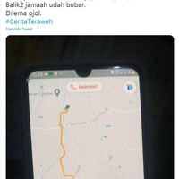 Makanya lain kali HP nya dimatiin dulu atau ditinggal di rumah aja. Jadi ketinggalan taraweh deh kan kalau kayak gini. Foto: Twitter/@evianafs