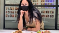 Tak hanya pastry, ia juga pandai memasak hidangan utama seperti pasta dan beragam menu lainnya. Foto: Instagram@aurakasih