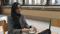 Aura Kasih juga terlihat anggun saat berfoto di salah satu cafe sambil menikmati secangkir kopi di sore hari. Foto: Instagram@aurakasih