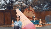 Aura Kasih akhir-akhir ini memang sering menunjukkan kesukaannya pada dunia kuliner. Salah satunya dengan berfoto bersama patung es krim berukuran besar di salah satu tempat rekreasi. Foto: Instagram@aurakasih