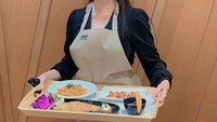 Aura Kasih juga membagikan salah satu fotonya yang lengkap menggunakan celemek serta baki yang berisi satu set makanan lengkap buatannya. Foto: Instagram@aurakasih