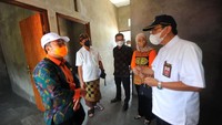 Wakil Direktur Utama PT Bank Tabungan Negara (Persero) Tbk Nixon LP Napitupulu melakukan penyerahan kunci rumah secara simbolis pada acara akad massal KPR kepada warga di perumahan Buana Cempaka Asri, disaksikan oleh Dirjen Pembiayaan infrastruktur Kementerian PUPR Eko D Heri dan Kepala Biro Perekonomian dan Admin Pembangunan Sekda Provinsi Bali Tjok Bagus Pemayun di wilayah Tabanan, Denpasar, Bali, Kamis (29/4). dok. Bank BTN