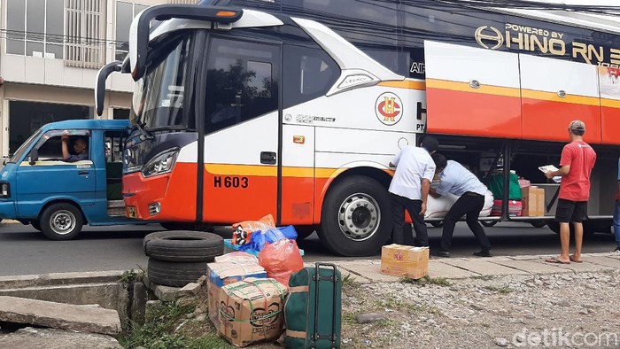 Jalan Raya Jakarta-Bogor mulai ramai aktivitas para pemudik. Tak sedikit warga yang pilih mudik lebih awal demi berlebaran bersama keluarga di kampung halaman.