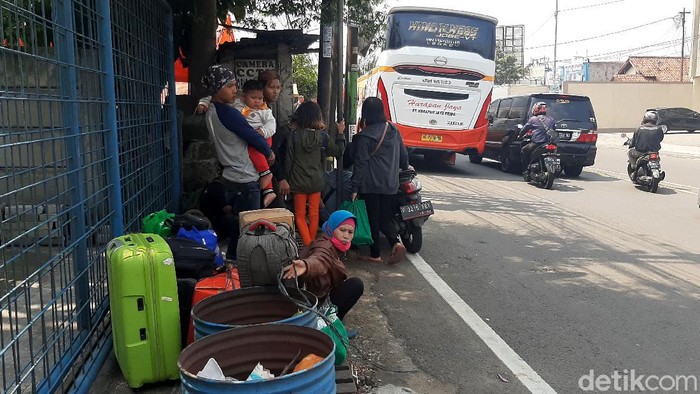 Geliat Aktivitas Pemudik di Bogor Meski Mudik Lebaran Dilarang Jalan Raya Jakarta-Bogor mulai ramai aktivitas para pemudik. Tak sedikit warga yang pilih mudik lebih awal demi berlebaran bersama keluarga di kampung halaman.