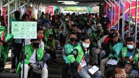 Gojek bersama Halodoc dan Pemerintah Provinsi DKI Jakarta menggelar vaksinasi drive thru bagi para mitra driver yang berdomisili di Jakarta.