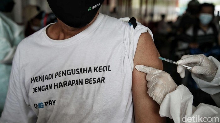 Ratusan pengemudi ojek online jalani vaksinasi COVID-19 drive thru di Kemayoran, Jakarta. Selain Kemayoran, vaksinasi COVID-19 itu juga digelar di Cengkareng.