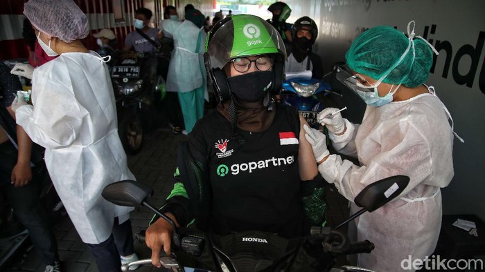 Ratusan pengemudi ojek online jalani vaksinasi COVID-19 drive thru di Kemayoran, Jakarta. Selain Kemayoran, vaksinasi COVID-19 itu juga digelar di Cengkareng.