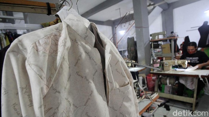 Jelang Lebaran, Permintaan Baju Muslim Meningkat Jelang Lebaran ini, permintaan baju muslim dan muslimah meningkat hingga 50 persen. Seperti yang dialami konveksi Batik Dewi Sambi, Cipadu, Kota Tangerang.