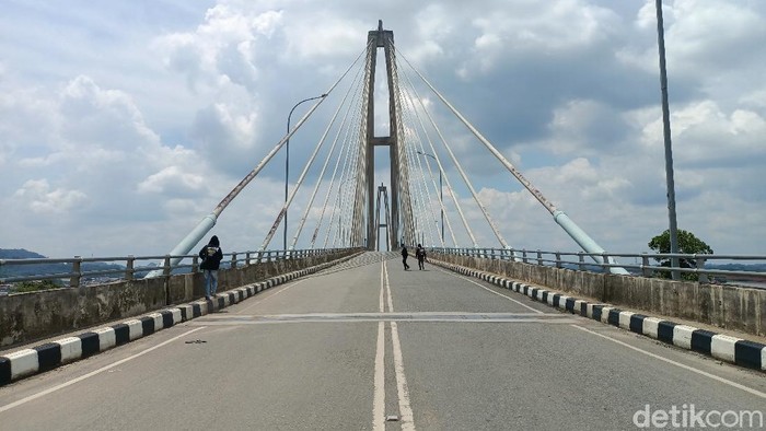 Jembatan Mahkota 2 di Samarinda, Kaltim ditutup karena bergeser. Jembatan Mahkota 2 di Samarinda, Kaltim ditutup karena bergeser.