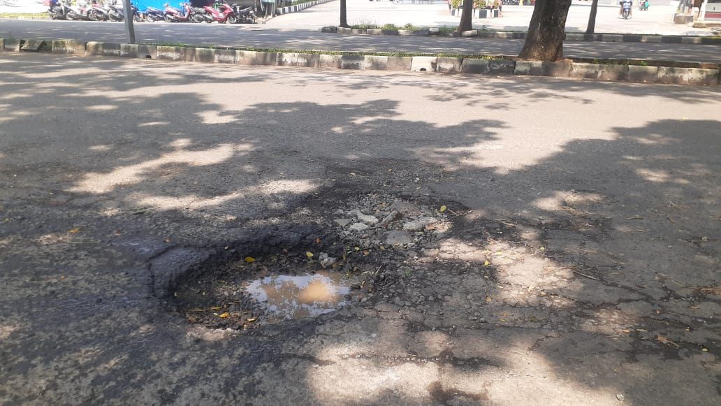 Jl Tegar Beriman, Cibinong, Kabupaten Bogor berlubang, padahal jalan tersebut dekat dengan Kantor Pemkab Bogor.
