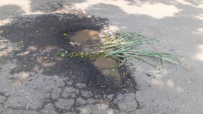 Jl Tegar Beriman, Cibinong, Kabupaten Bogor berlubang, padahal jalan tersebut dekat dengan Kantor Pemkab Bogor.